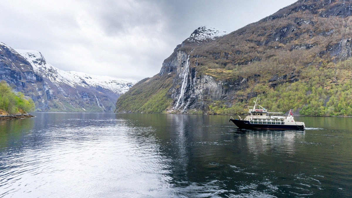 Ausflugsboot auf dem Geirangerfjord vor den Sieben Schwestern
