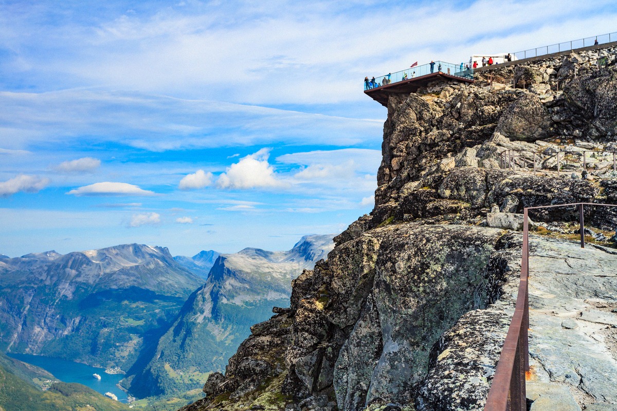 Aussichtsplattform Skywalk auf der Dalsnibba über dem Tal, unten der Geirangerfjord