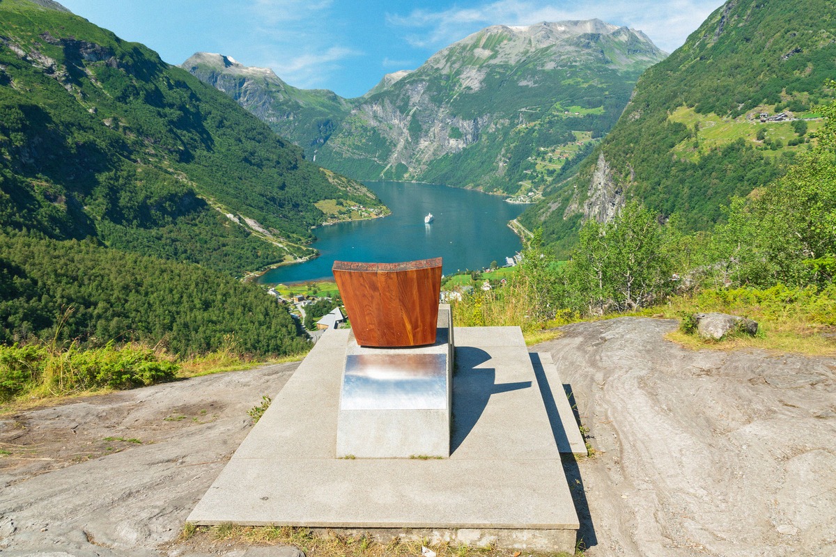 Der Fjordsetet am Aussichtspunkt Flydalsjuvet über dem Geirangerfjord