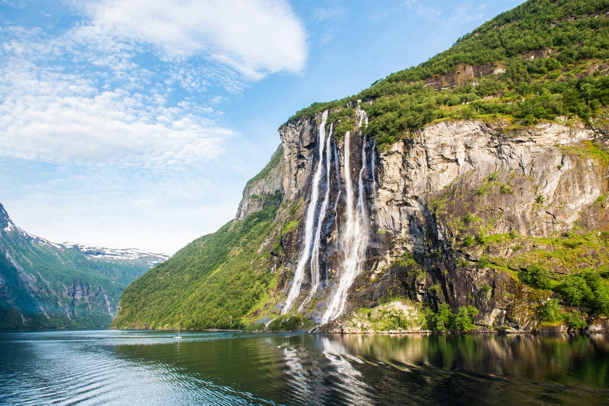 Wasserfall Sieben Schwestern an der Felswand über dem Geirangerfjord