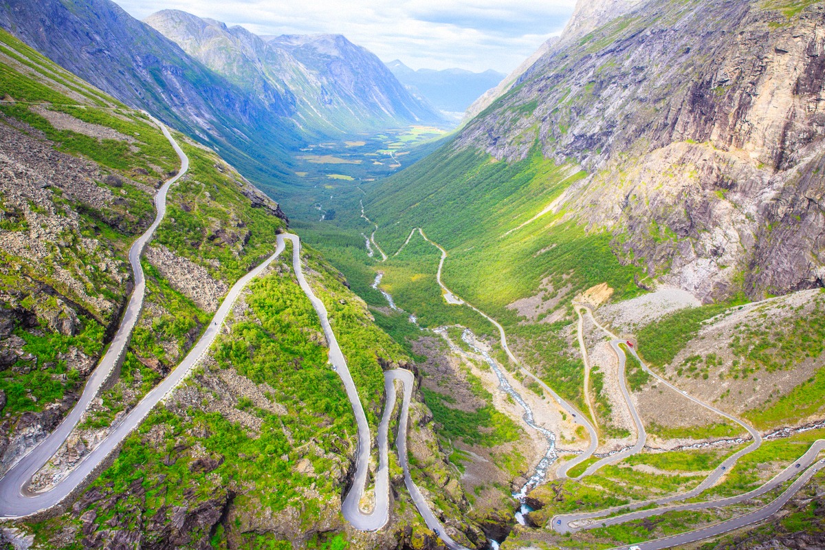 Kehren der Passstraße Trollstigen von oben, unten das grüne Isterdalen